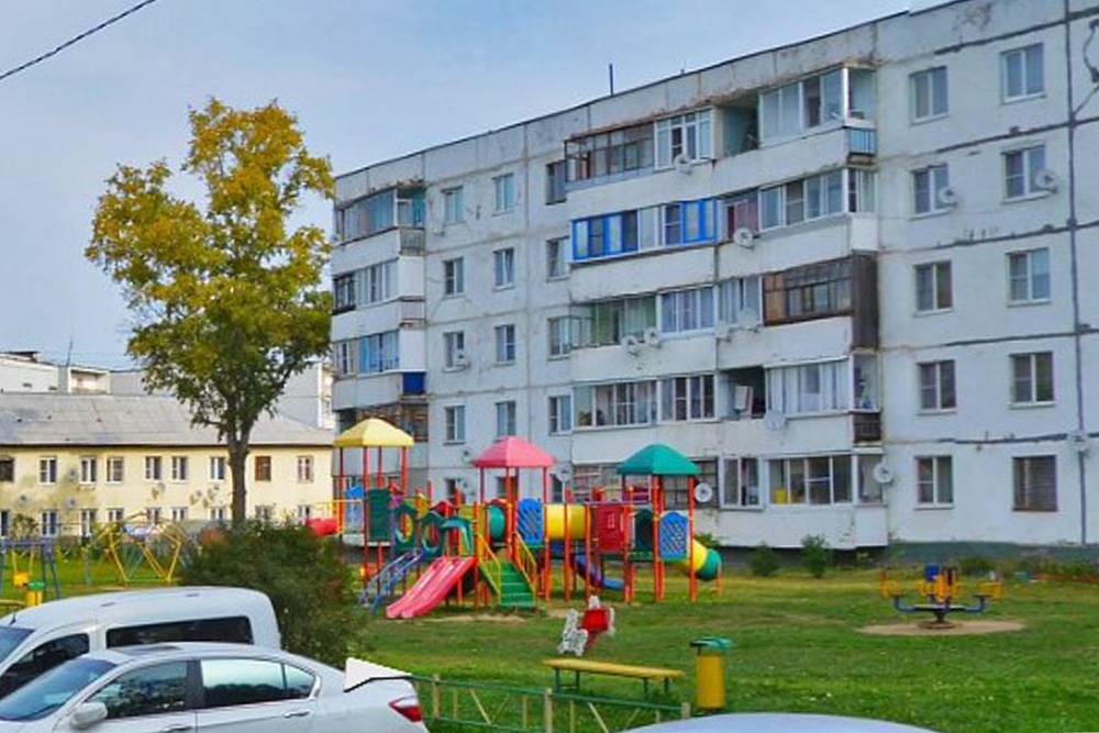 Улица Комарова. Окна нашей квартиры выходят на эту детскую площадку. Источник: «Яндекс-панорамы»