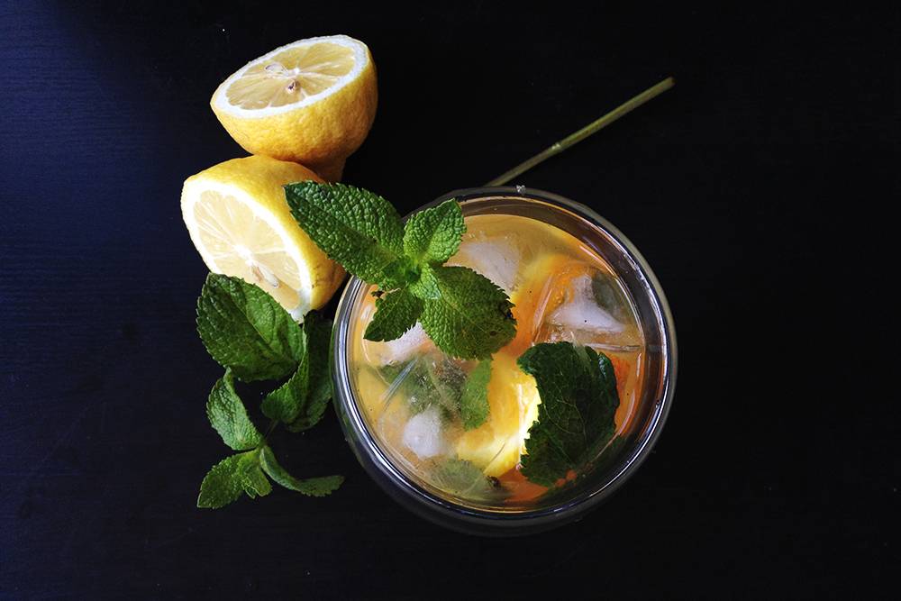 Холодный лимонад — освежающий летний напиток. Вся его красота лучше раскрывается не в обычном стакане, а в прозрачном