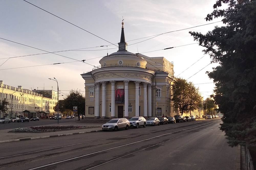 Театр стоит между двумя оживленными улицами — Гостиной и Комсомольской