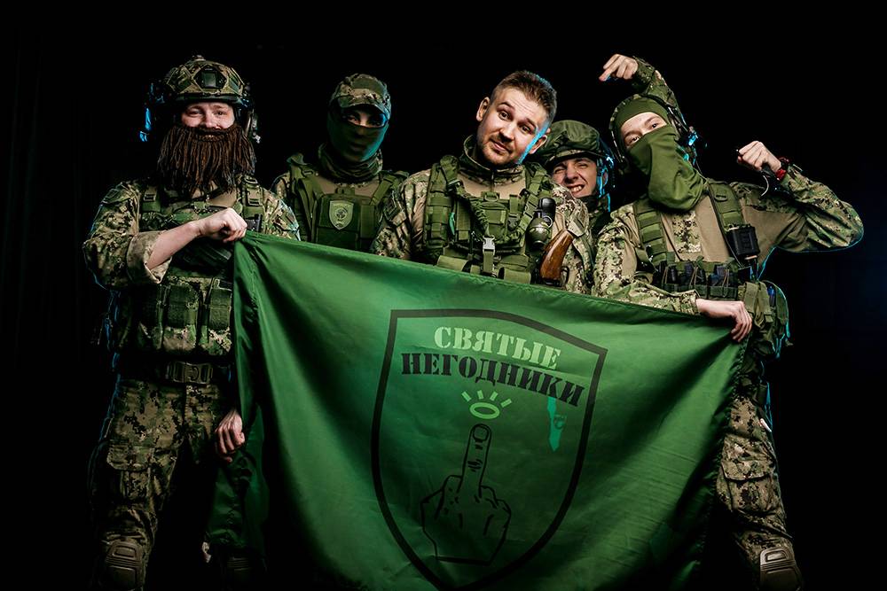Команда «Святые негодники» с флагом. Иван — капитан команды — в центре