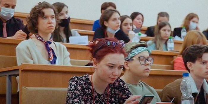 Это я в Калининграде, с шарфиком на шее. Мы приехали с факультетской командой на конкурс по журналистике и заняли первое место