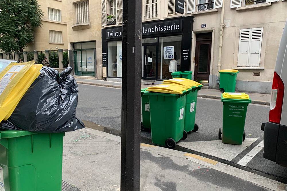 Контейнеры с желтыми крышками предназначены для&nbsp;перерабатываемого мусора