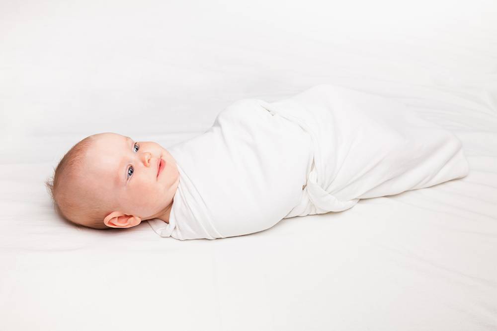 Как правильно укладывать младенца спать. Ребенок спит только в пеленке, без&nbsp;одежды и одеяла. Фото: Dmitry Naumov / Shutterstock