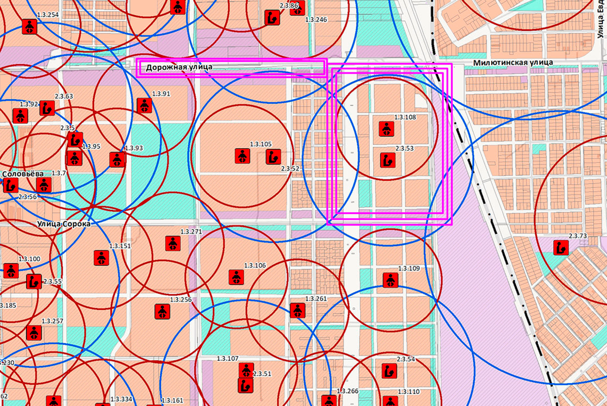 Скрин с генплана карты моего коттеджного поселка. Это часть карты с объектами образования. Я выделила розовым цветом улицу, по которой ориентировалась, и территорию самого поселка. По карте видно, что в поселке должно быть два объекта, — они обозначены определенными цифрами и знаками