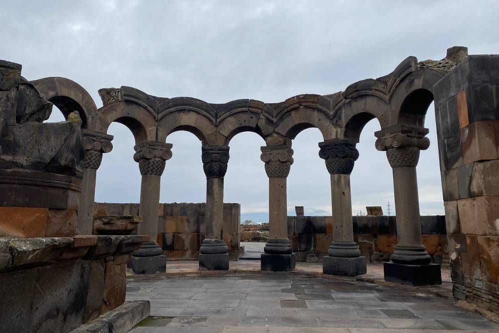 Храм разрушился в 10 веке во время землетрясения. Сейчас почти полностью реконструирован первый ярус