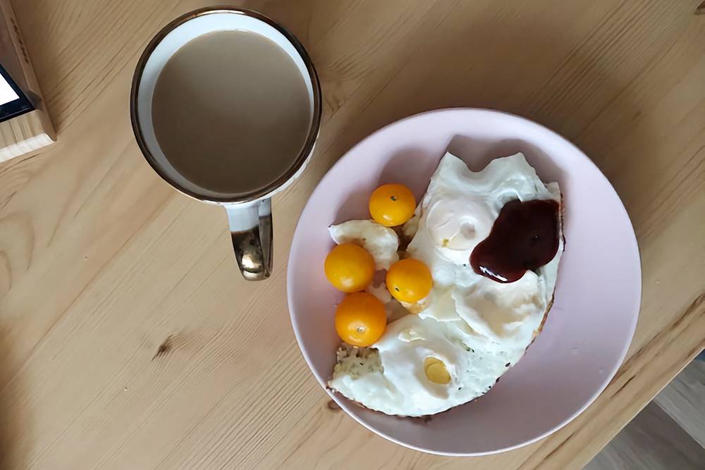 Завтрак: яичница, помидоры, кетчуп, кофе