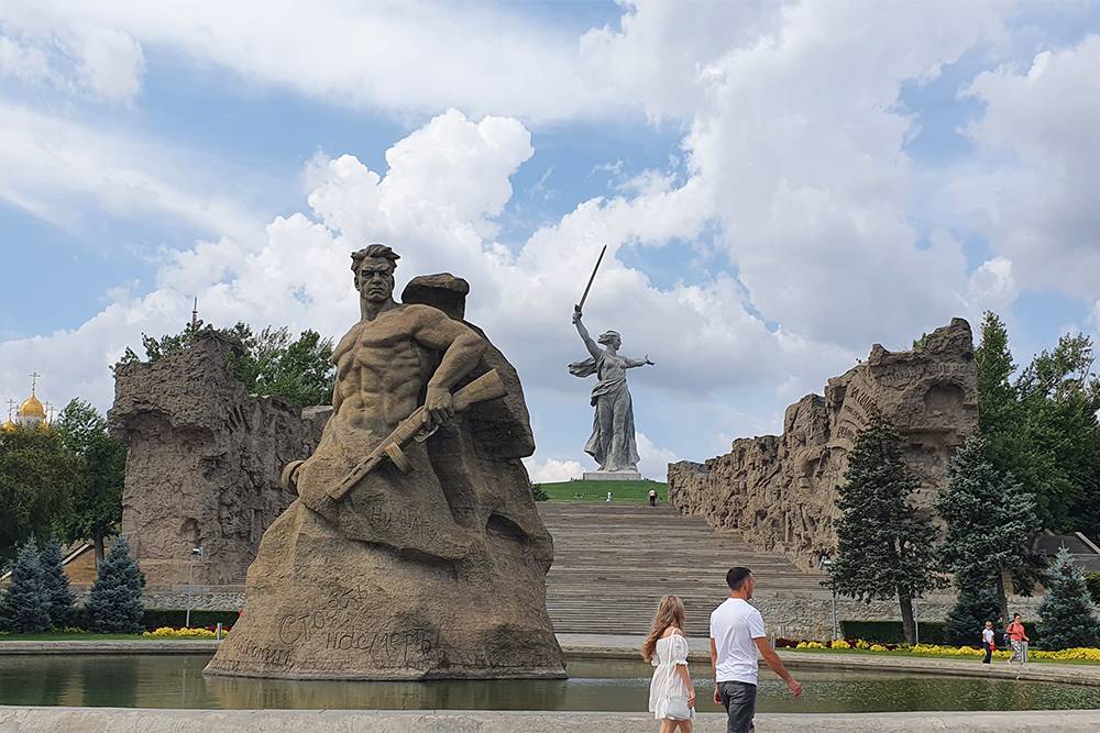 Мамаев курган — это целый комплекс памятников героям Сталинградской битвы, а не только скульптура «Родина-мать зовет!»
