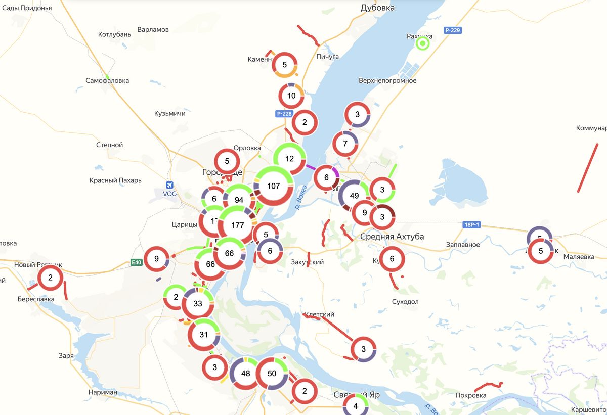 Красным на карте отмечают неисправные дороги, зеленым — отремонтированные. Источник: dorogi-onf.ru