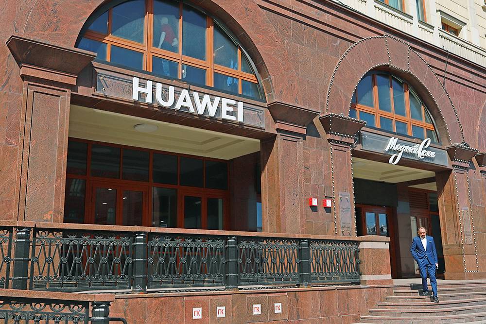 Компания Huawei официально не прекращала работу в России, но поставки остановились. Источник: Oxana A / Shutterstock