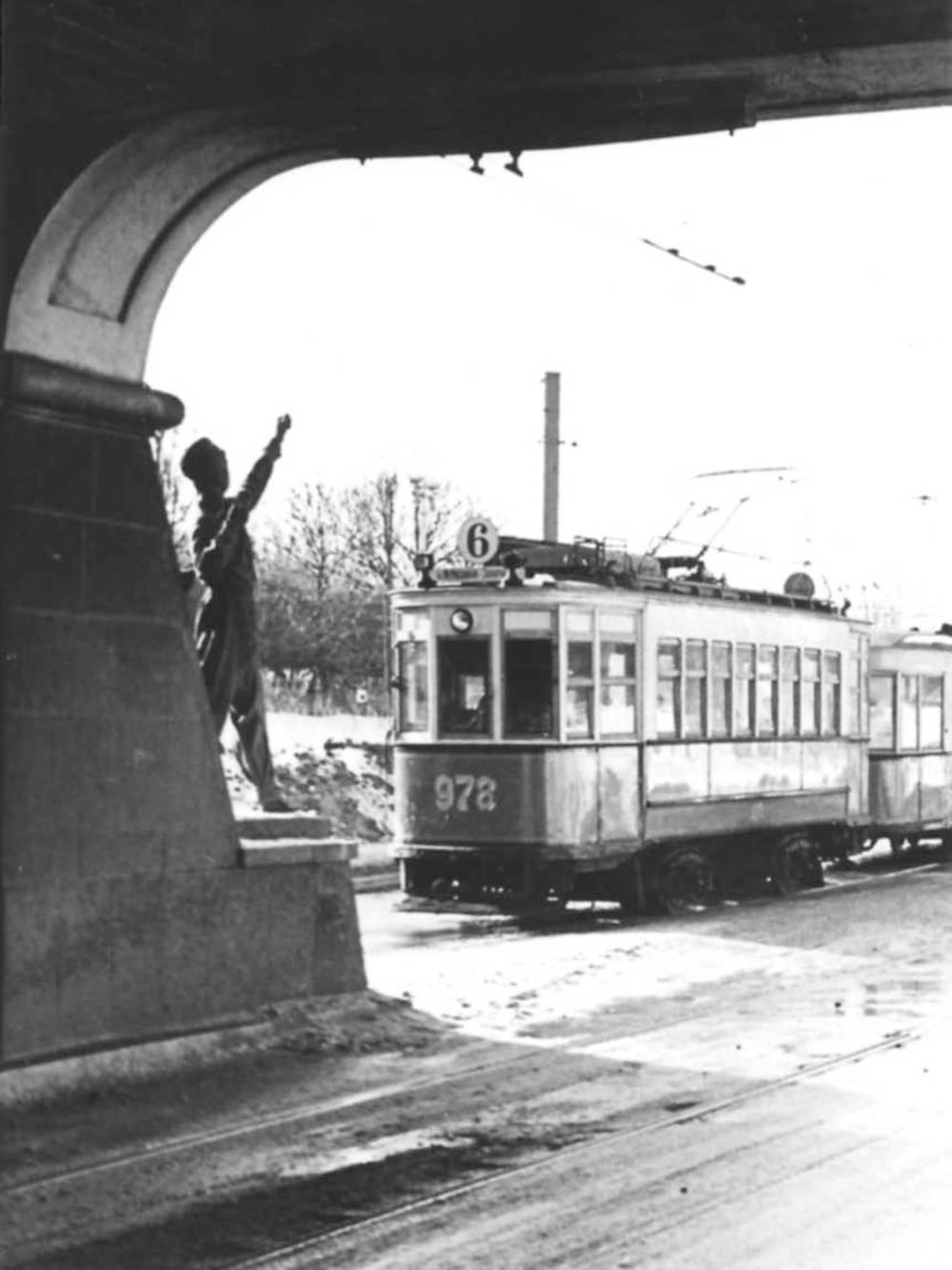 В советское время трамвай № 6 был деревянным, состоял из трех вагонов и гремел на всю округу. Фото из семейного альбома Андрея Черкасова. Источник: форум «Тушинский хомяк»