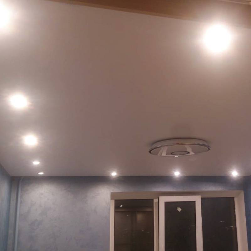 Натяжной потолок с точечным освещением в гостиной
