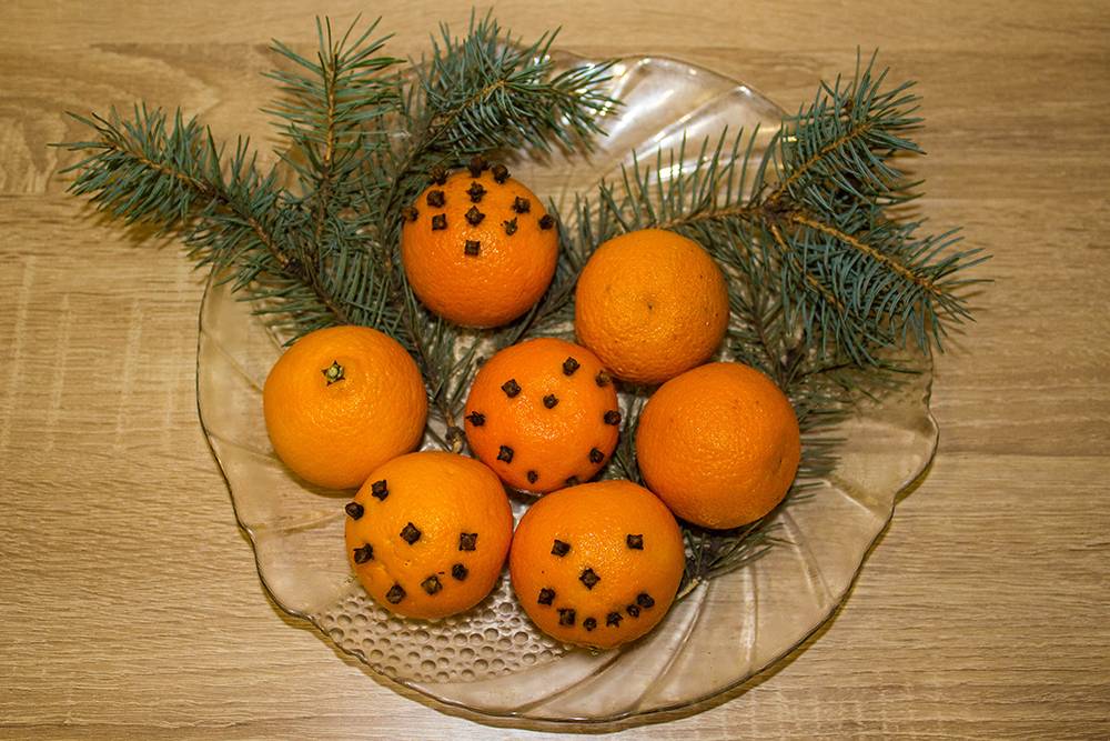 Декорированные мандарины лучше дополнить обычными, потому&nbsp;что некоторые гости могут не захотеть вынимать гвоздику и чистить фрукты дольше обычного