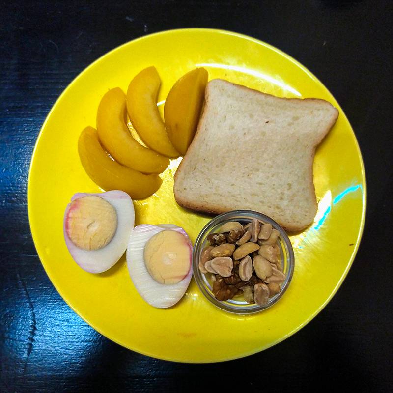 Ужин: консервированные персики, яйцо, орехи и хлеб