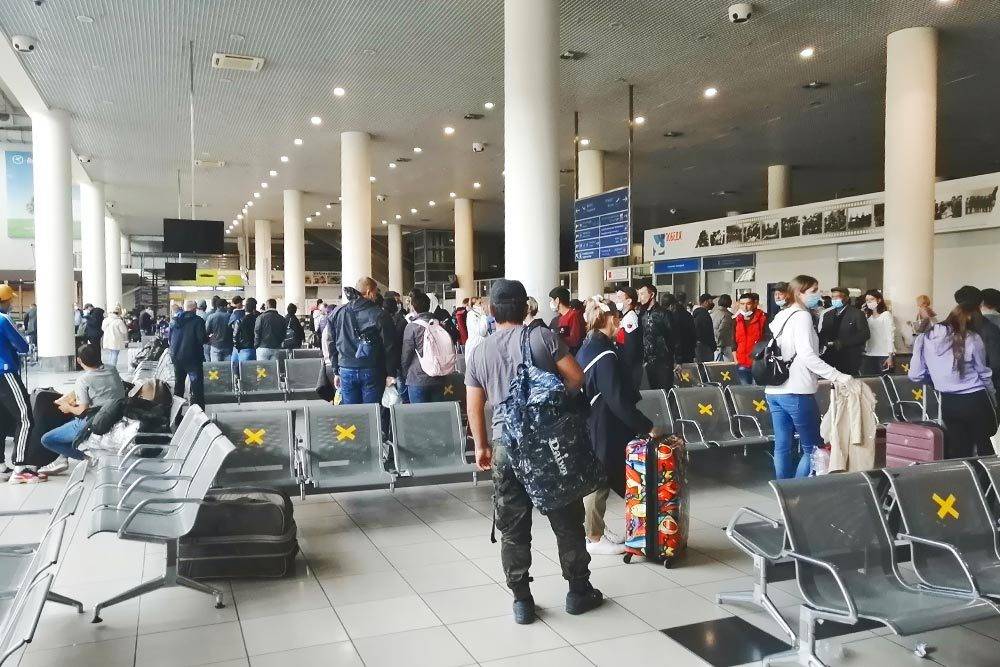 Пассажиры ждут своей очереди, чтобы сдать тест на коронавирус во Внукове