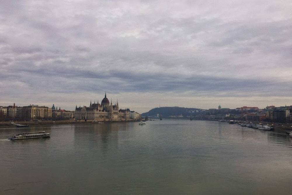 Парламент в Будапеште такой впечатляющий, что невозможно не фотографировать его со всех ракурсов