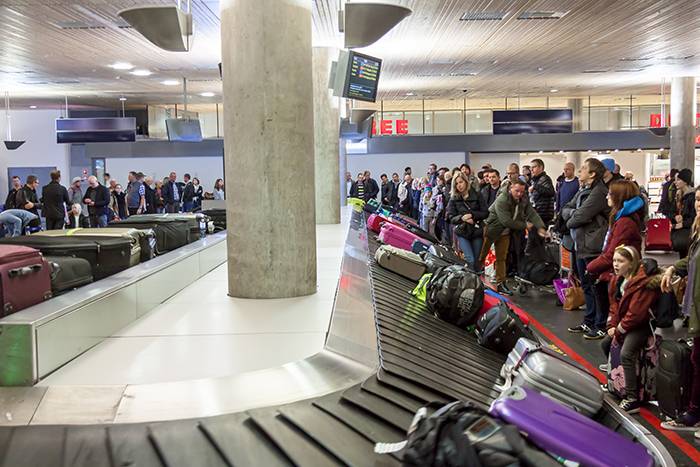 Уставшие после перелета люди, внимание которых сосредоточено только на поиске своего багажа, — легкая мишень для&nbsp;карманников. Источник: Doin / Shutterstock