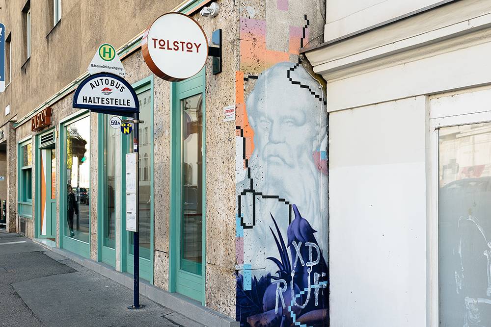 Лев Толстой на&nbsp;граффити за&nbsp;углом фасада ресторана