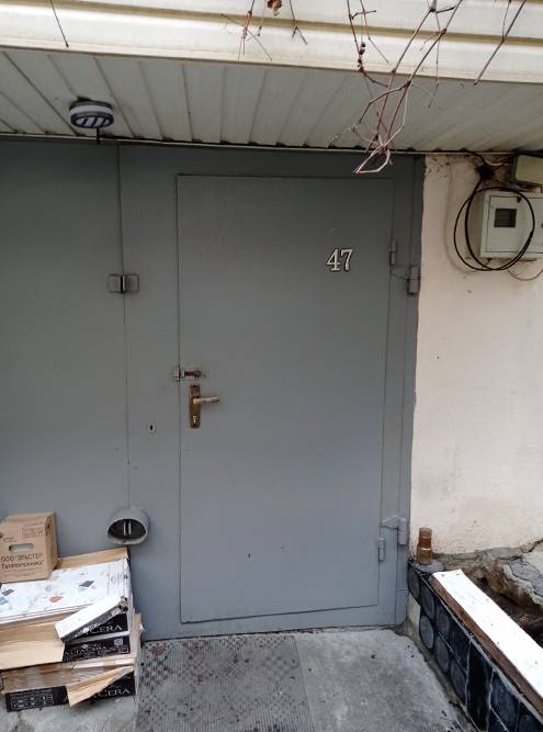 Чтобы попасть в гараж, не нужно открывать ворота целиком, в них всегда есть обычная металлическая дверь, как в квартиру