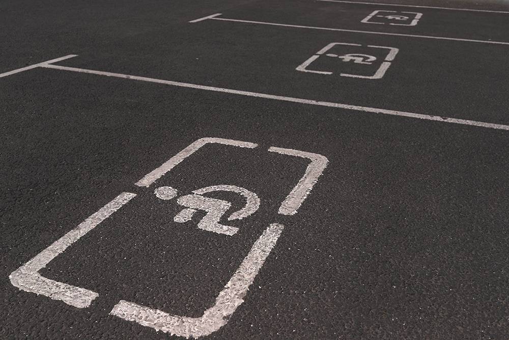 Парковки для&nbsp;людей с инвалидностью помечают особым знаком. Источник: Oxana A&nbsp;/ Shutterstock