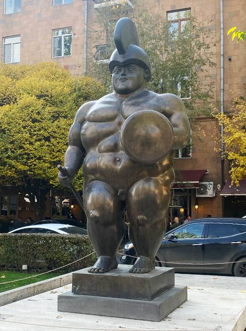 Скульптура в парке Александра Таманяна изображает воина