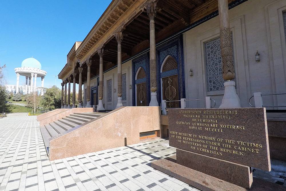 Резные деревянные колонны, голубые купола, керамическая мозаика — частые элементы национальной узбекской архитектуры