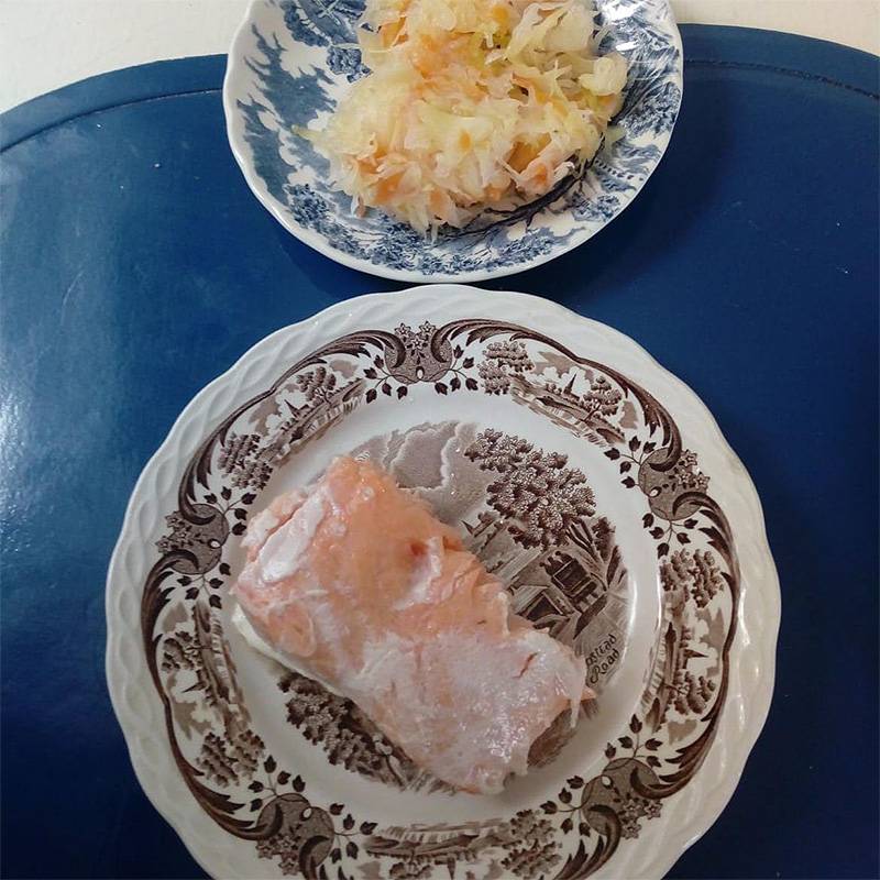 Часть обеда — рыба из духовки и квашеная капуста собственного приготовления. Салат уже съеден. У М. сегодня на обед овощи, форель и вареная картошка