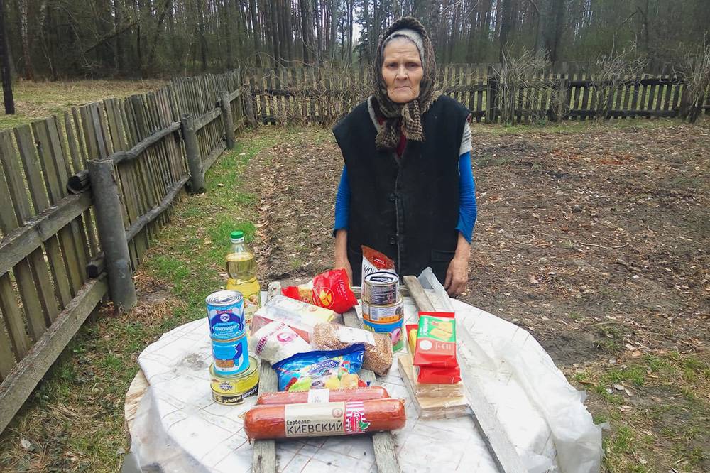 Валентина Петровна живет в старом доме с печным отоплением в отдаленной деревне в Брянской области. У нее минимальная пенсия, на которую женщина почти ничего не может себе позволить. Фонд каждый месяц закупает ей продуктовый набор