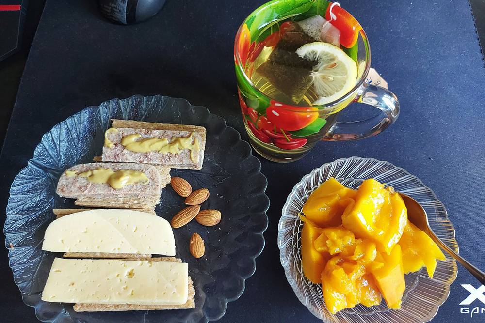 Ужин: бутерброды, манго, миндаль и чай