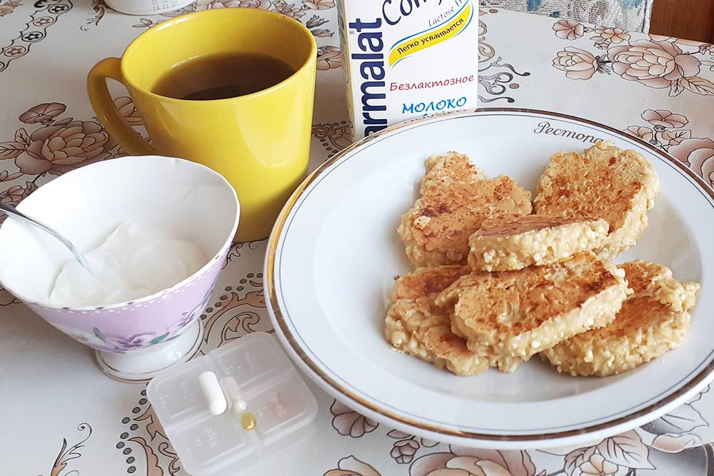 Завтрак: сырники со сметаной, черный чай с безлактозным молоком