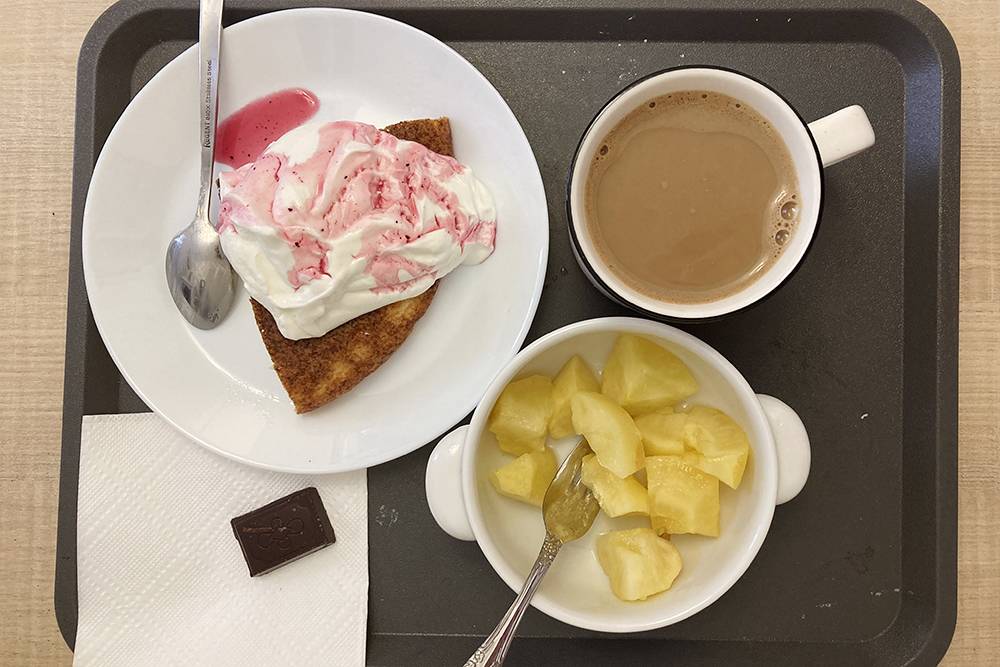 Завтрак: запеканка с йогуртом, печеное яблоко, шоколад, кофе с молоком