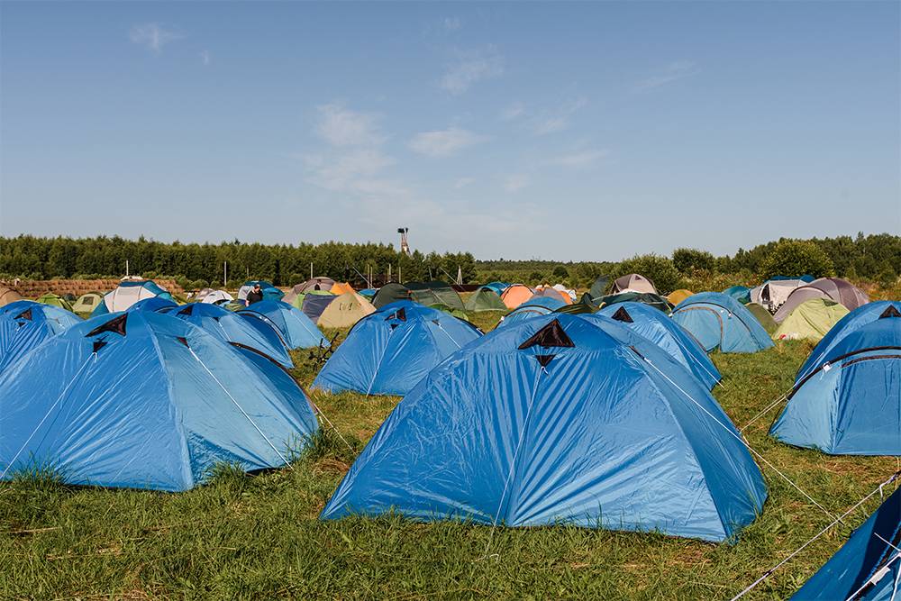 Палаточный лагерь, на заднем фоне — «Мавзолей мечты»