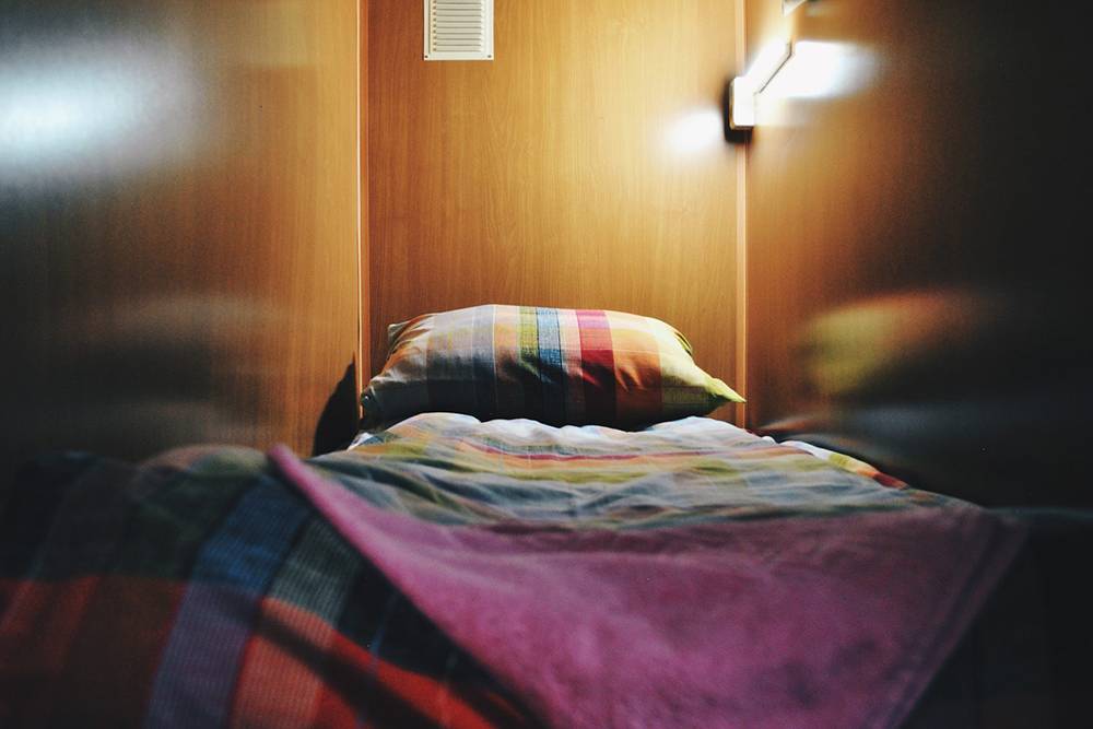 Капсульный хостел Clever в Санкт-Петербурге. Спальные места отгорожены друг от друга и закрываются с помощью жалюзи. Источник: booking.com