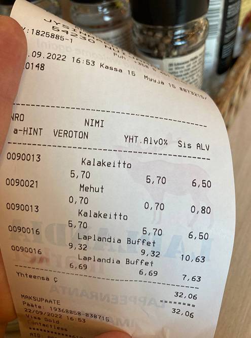 Обед на двоих обошелся в 32 €. Уха с лососем и два куска хлеба стоят 6,5 € за порцию, а второе зависит от веса. Стакан морса — 0,8 €