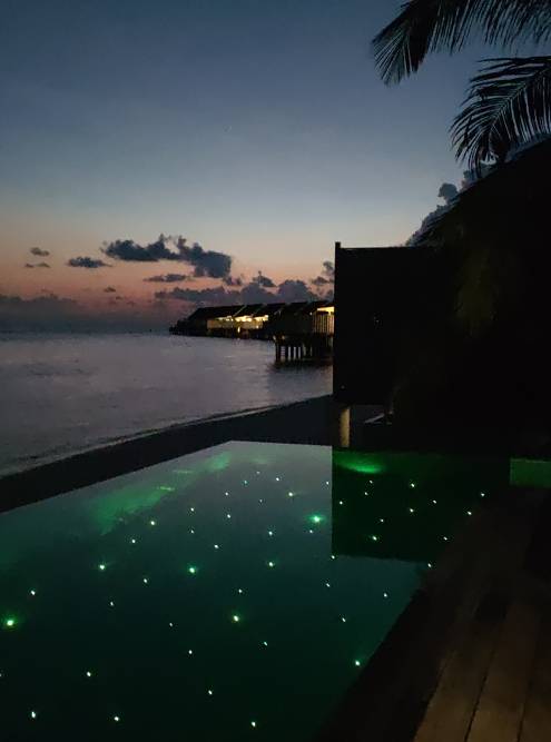 На вилле на пляже был бассейн с подсветкой — вечером на фоне закатного неба выглядело красиво