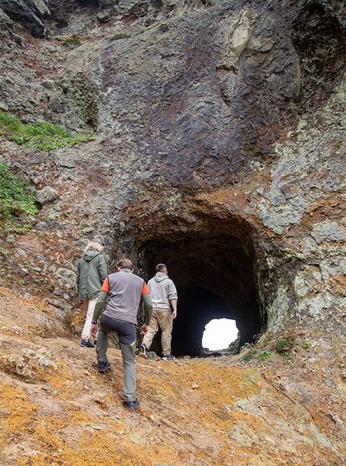 Один из рукотворных тоннелей в скале