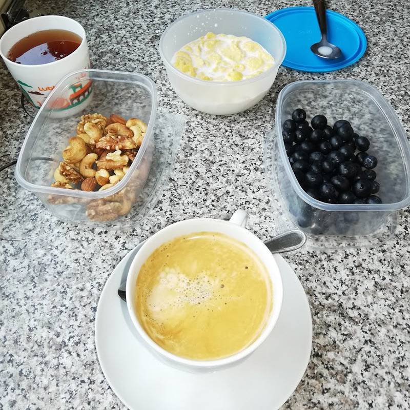 Вариант завтрака: взрослому — кофе и орехи, ребенку — детское молоко, кукурузные хлопья и ягоды