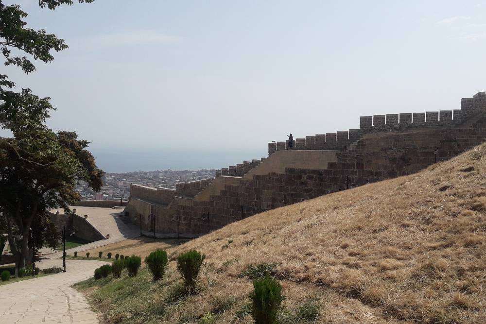 Стены цитадели Нарын-Кала