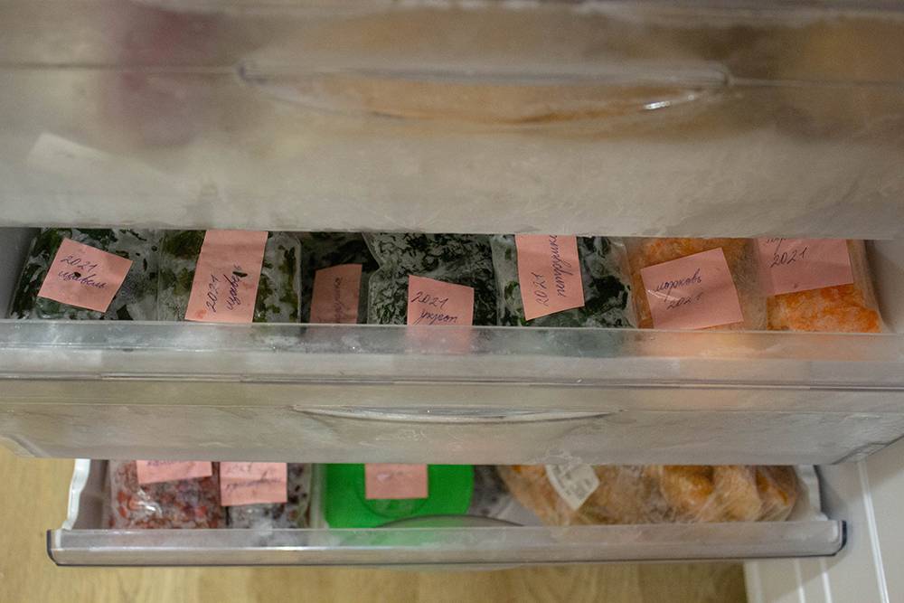 В морозильной камере продукты рассортированы: в&nbsp;верхнем ящике лежит мясо, во&nbsp;втором — полуфабрикаты, далее — овощи, зелень, в&nbsp;нижнем — ягоды