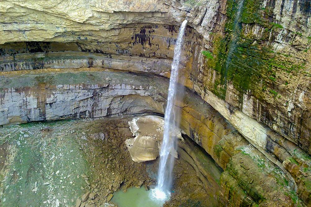 В путеводителях пишут, что холодной зимой водопад превращается в огромную сосульку. Источник: Patimat05 / Shutterstock