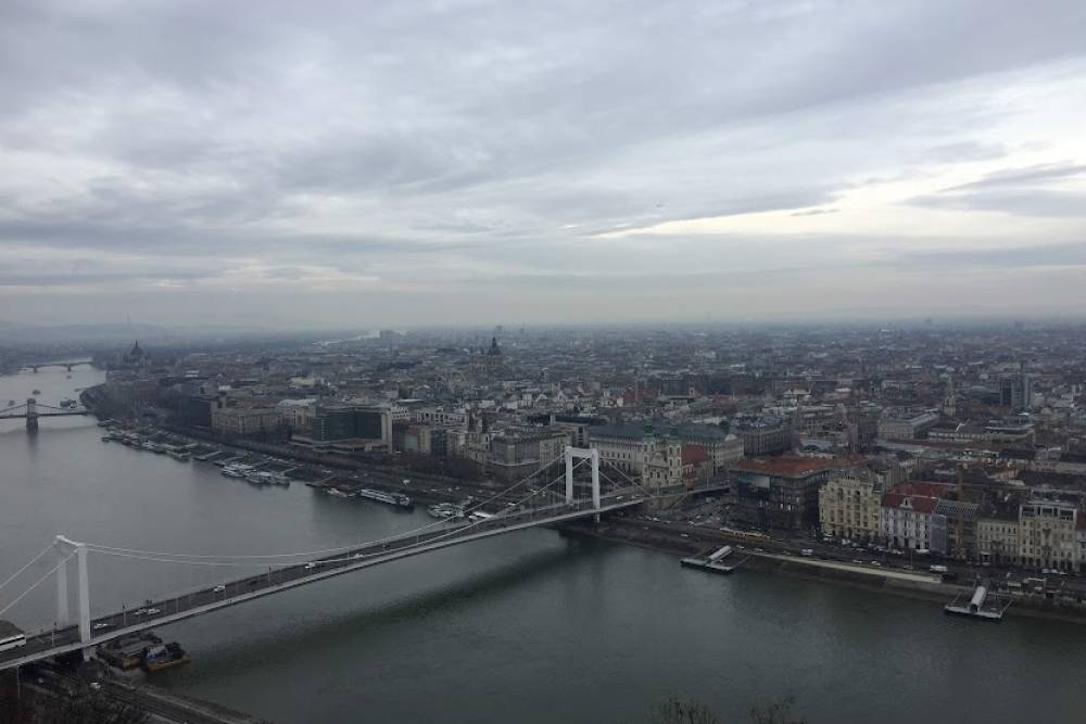 С горы в Будапеште открывается отличный вид на мосты и город