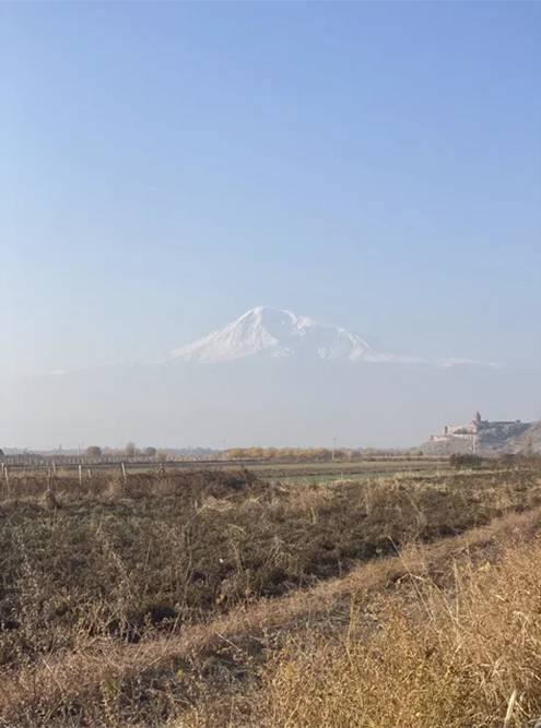 Гора находится на территории Турции, в 32 километрах от границы с Арменией