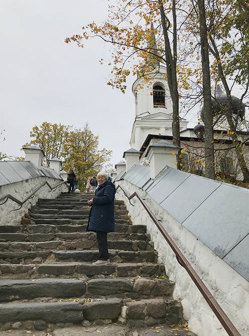 К могиле Пушкина на территории монастыря ведет высокая и узкая каменная лестница. Маме это понравилось: «Как будто подготовка к чему-то серьезному»