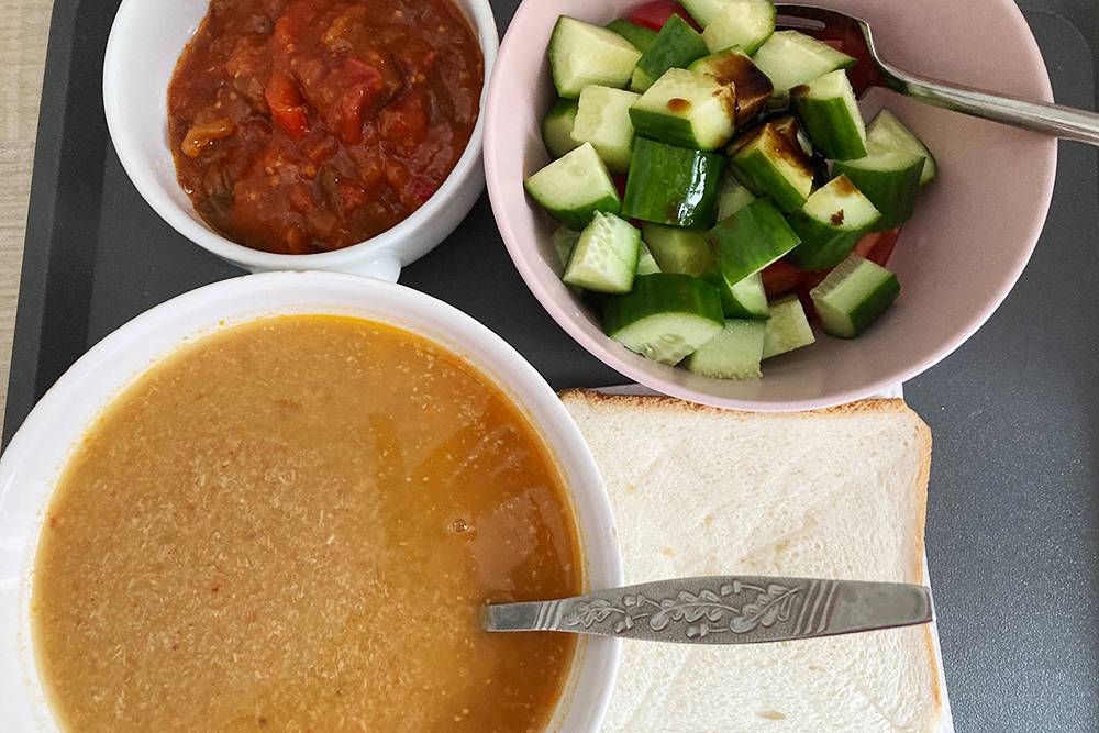 Обед: гороховый суп, салат, баклажаны в аджике, хлеб. Кофе и бисквит на фото не поместились