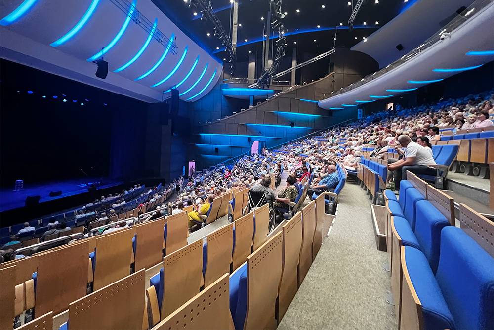 Так выглядел концертный зал «Янтарь-холла» — пока еще не полностью заполненный