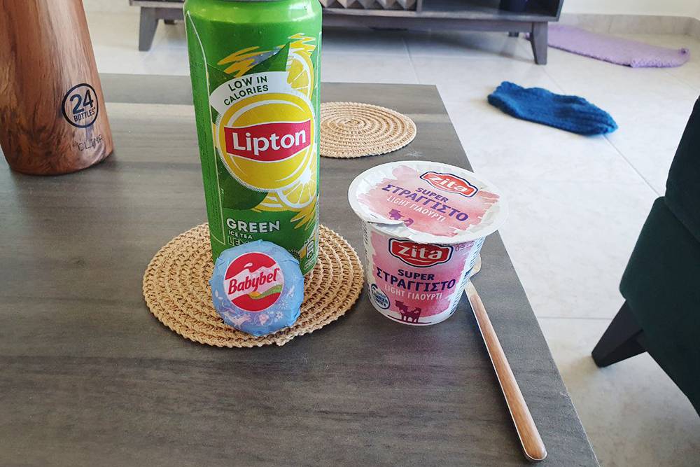 Завтрак: йогурт, сыр, чай «Липтон»