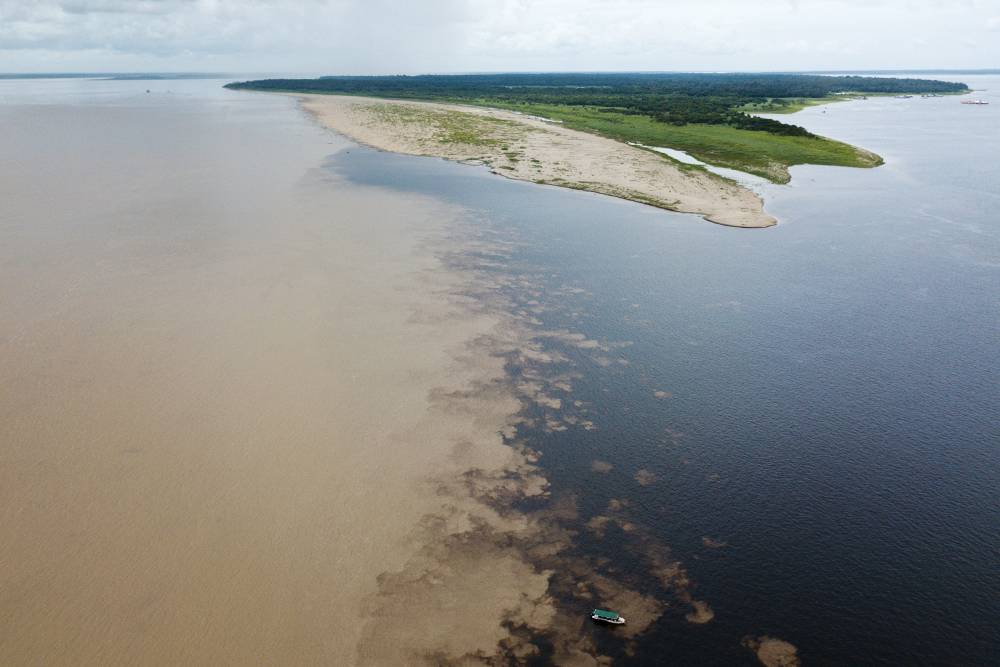 Вид на слияние Солимойнса и Амазонки в Бразилии. На фото наша лодочка