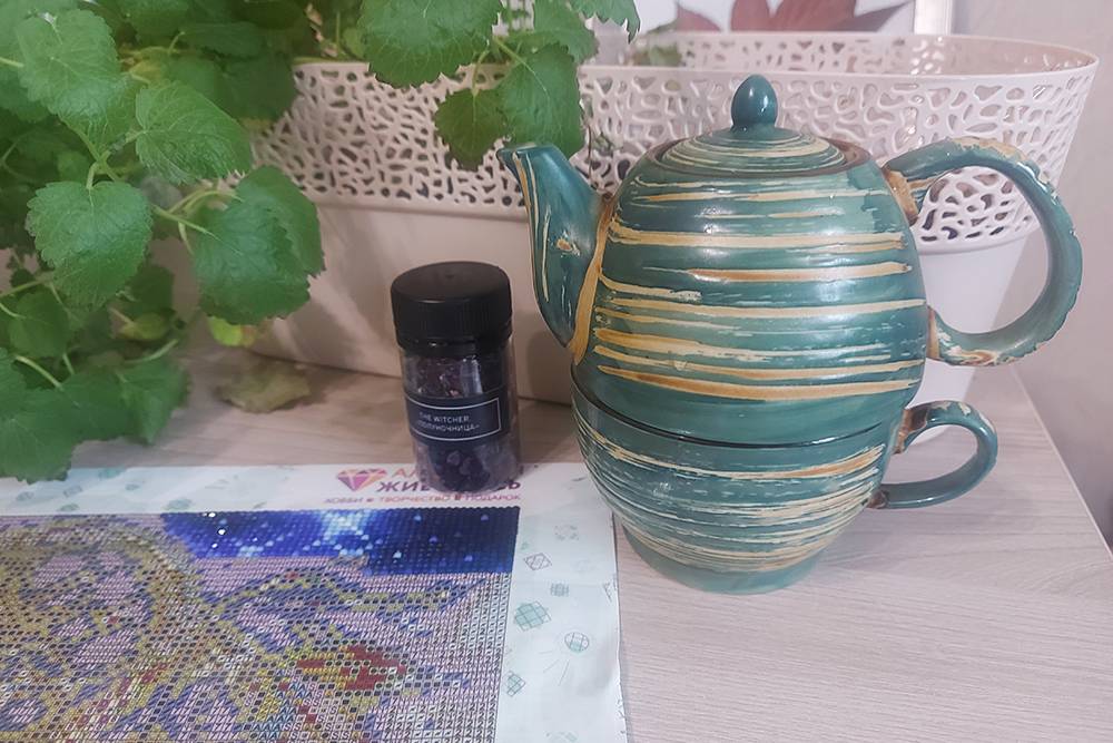 Чай «Полуночница», чайная пара, мелисса в горшке и кусочек моей алмазной мозаики