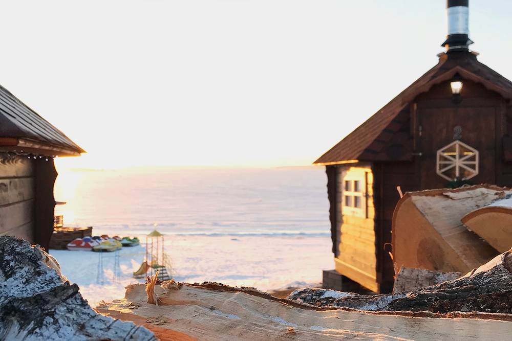 Зимний вид на пляже Sundale. Гриль-домики можно снимать для&nbsp;отдыха