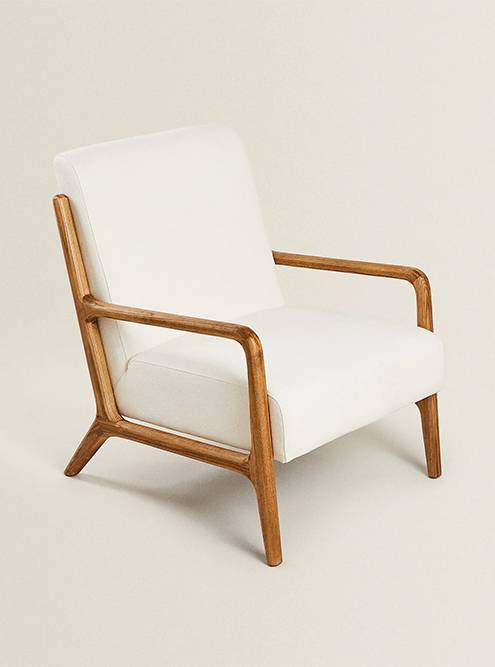 Современное кресло из древесины ясеня стоит 44 999 <span class=ruble>Р</span>. Источник: «Зара-хоум»