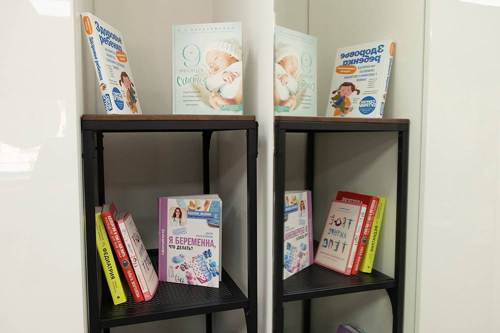 Мы завели библиотеку, чтобы пациенты получали проверенную информацию о своем здоровье. Книги можно читать в клинике, ожидая приема врача, или брать на месяц домой. Сейчас из 36 книг — 18 забрали пациенты